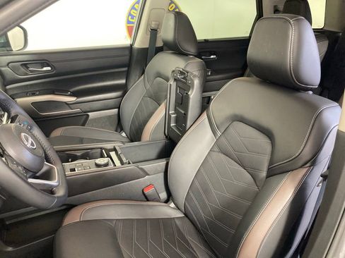 Used 2024 Nissan Pathfinder Platinum image 9