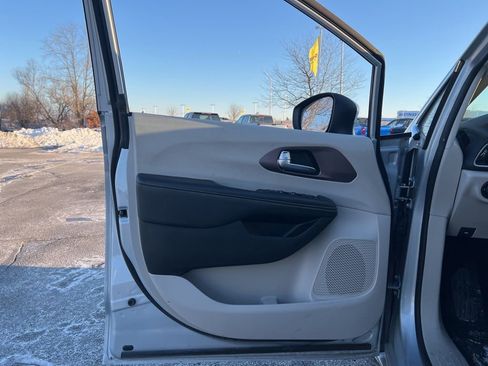 Used 2023 Chrysler Voyager LX image 8