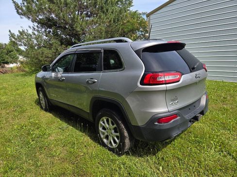Used 2016 Jeep Cherokee Latitude w/ Cold Weather Group AWD/4WD image 3