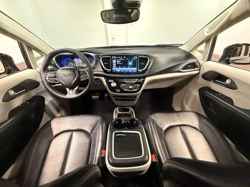 Used 2024 Chrysler Pacifica Touring-L image 69
