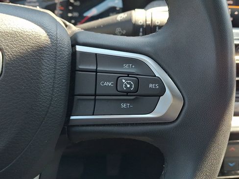 Used 2024 Jeep Compass Latitude image 21