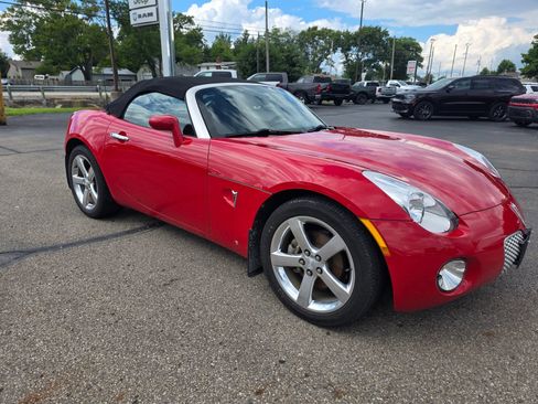 Used 2007 Pontiac Solstice Convertible RWD image 3