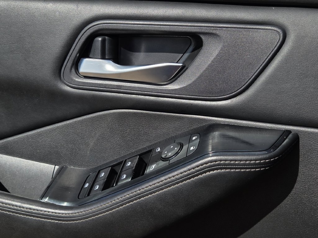 Used 2024 Nissan Rogue SV AWD/4WD image 19