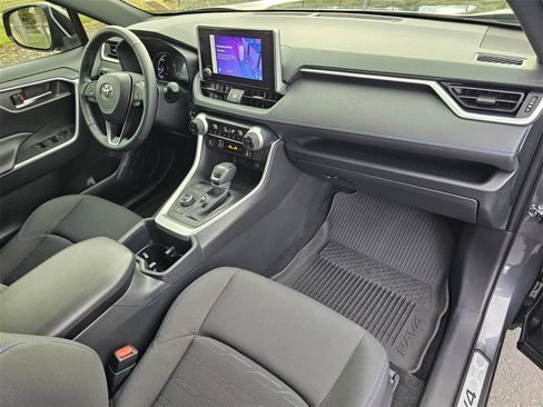 Used 2025 Toyota RAV4 SE image 11