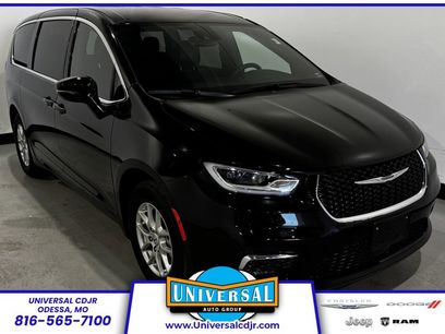 Used 2025 Chrysler Pacifica Select