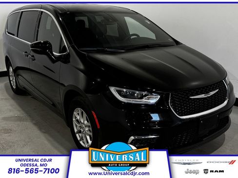 Used 2025 Chrysler Pacifica Select FWD image 1