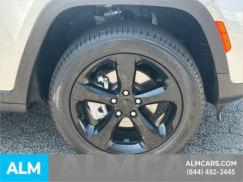 Used 2025 Jeep Grand Cherokee Limited w/ Black Appearance Package AWD/4WD image 14