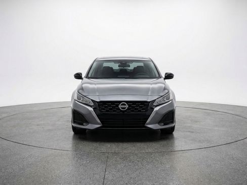 Used 2025 Nissan Altima 2.5 SV FWD image 2