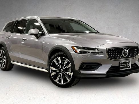 Certified 2026 Volvo V60 B5 Cross Country Ultra w/ Climate Package AWD/4WD image 3