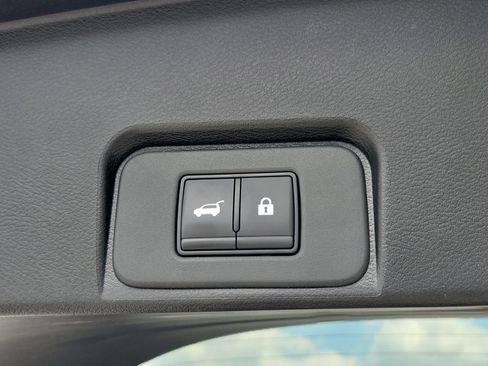 Used 2025 Nissan Rogue SV AWD/4WD image 9