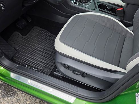 Certified 2025 Volkswagen Taos SE w/ Panoramic Sunroof Package FWD image 21