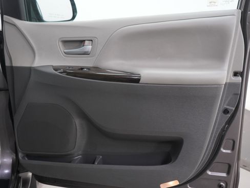 Used 2015 Toyota Sienna XLE image 11