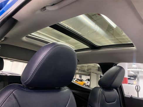 Used 2022 Chevrolet Bolt EUV Premier w/ Sun & Sound Package image 20