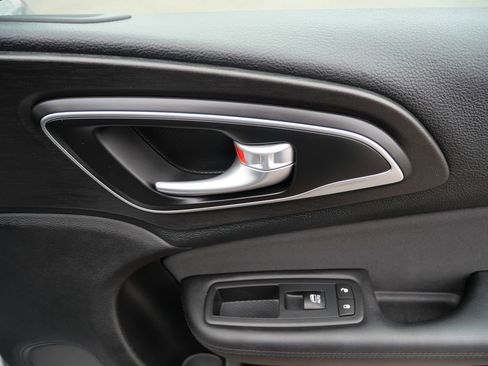 Used 2016 Chrysler 200 Limited w/ Convenience Group FWD image 20