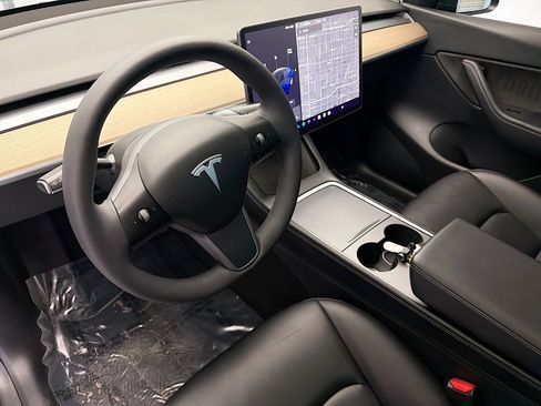 Used 2021 Tesla Model Y Long Range image 7