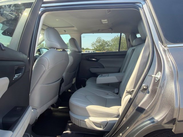 Used 2024 Toyota Highlander XLE FWD image 20
