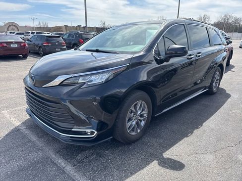 Used 2023 Toyota Sienna XLE image 3