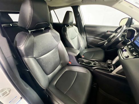 Used 2022 Toyota Corolla Cross XLE w/ Convenience Package AWD/4WD image 31