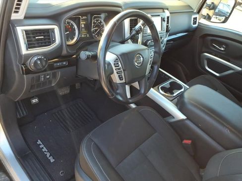 Used 2018 Nissan Titan SV w/ SV Convenience Package image 6