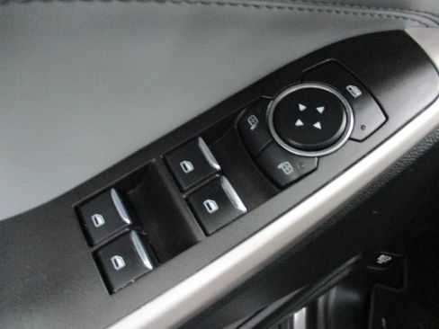 Used 2023 Ford Explorer XLT w/ Equipment Group 202A AWD/4WD image 18