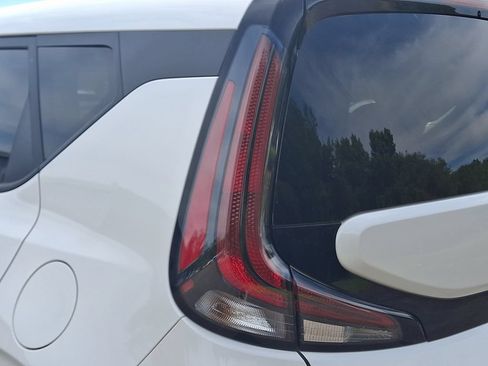 Used 2025 Kia Soul LX w/ LX Technology Package FWD image 11