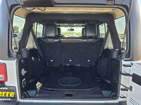 Used 2015 Jeep Wrangler Unlimited Rubicon w/ Max Tow Package AWD/4WD image 34