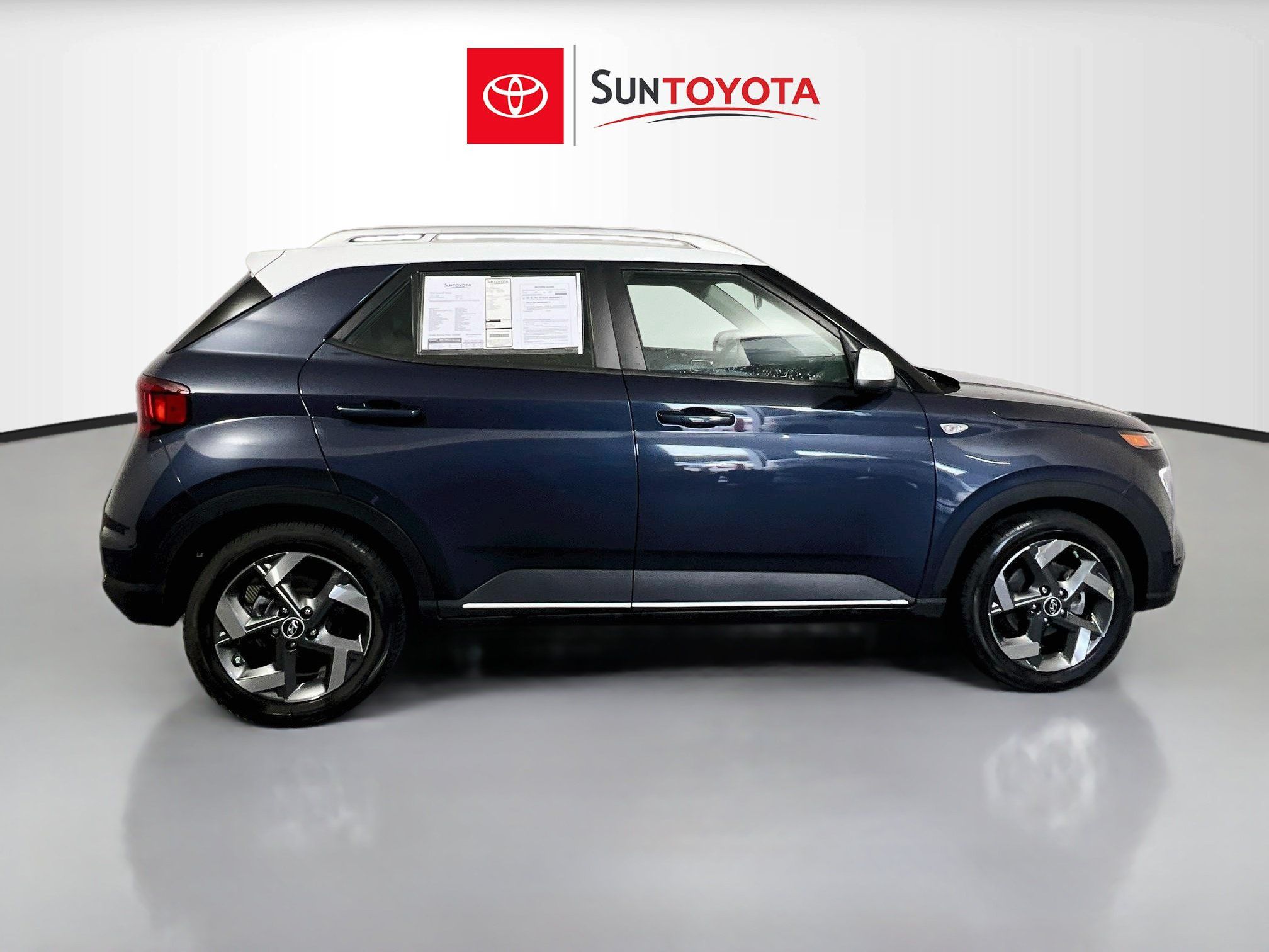 Used 2024 Hyundai Venue Limited FWD image 2