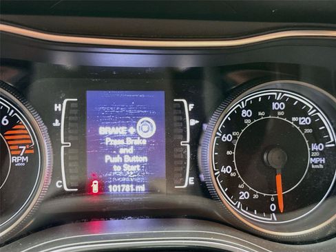 Used 2019 Jeep Cherokee Latitude Plus AWD/4WD image 3