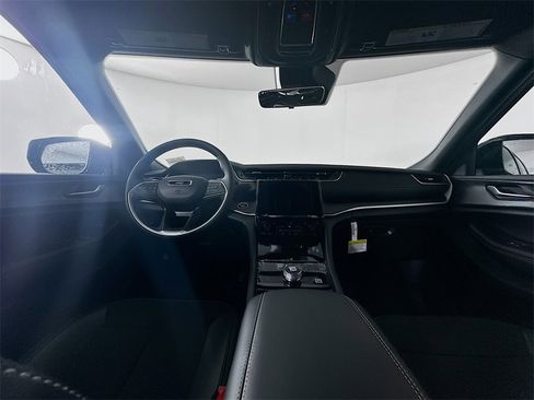 New 2025 Jeep Grand Cherokee Altitude image 9