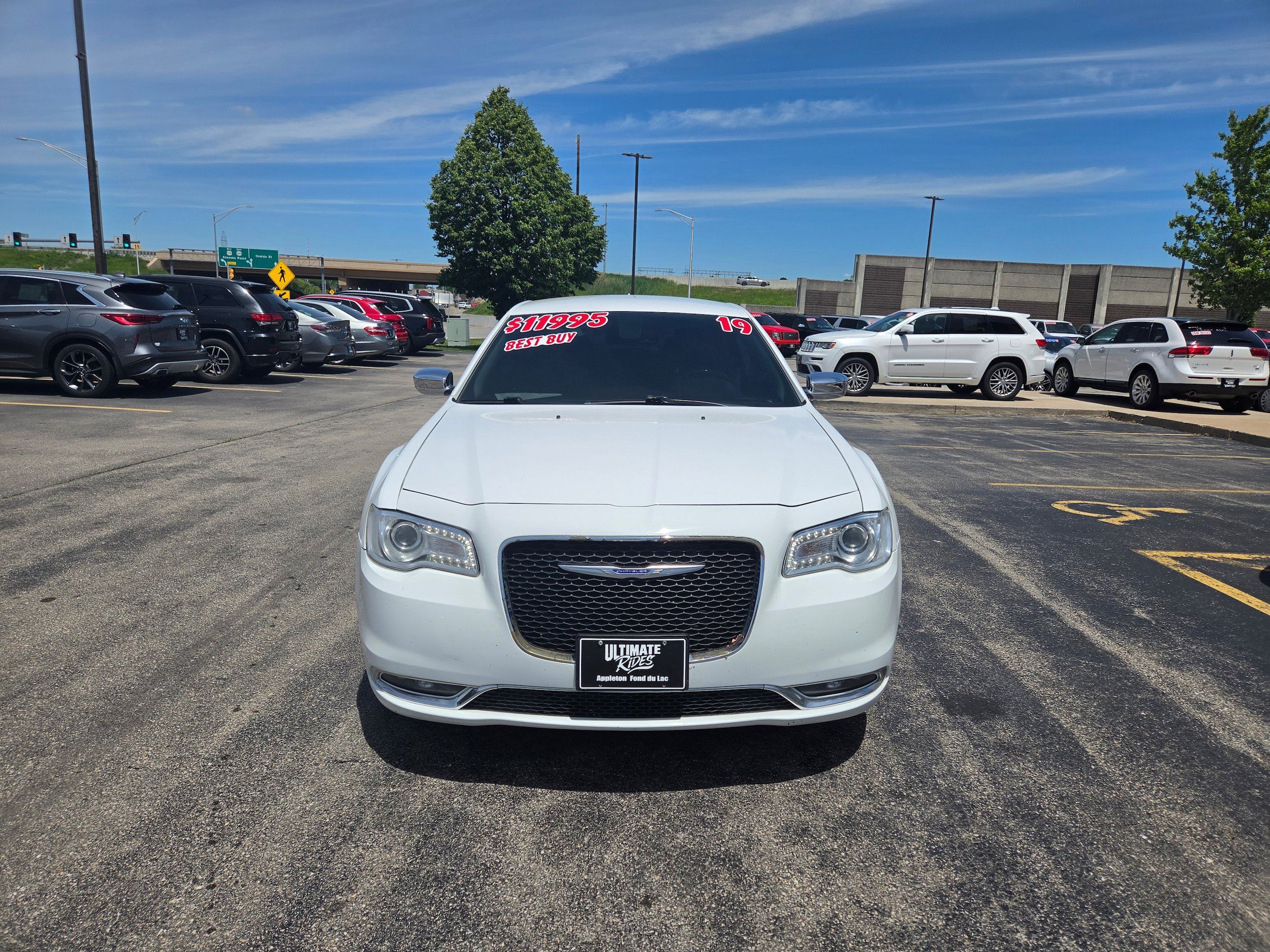 Used 2019 Chrysler 300 Limited RWD image 2