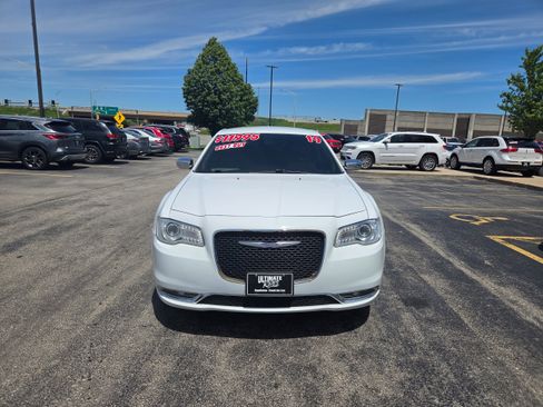 Used 2019 Chrysler 300 Limited RWD image 2