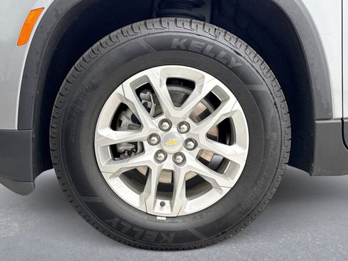 Used 2023 Chevrolet Traverse LS AWD/4WD image 12