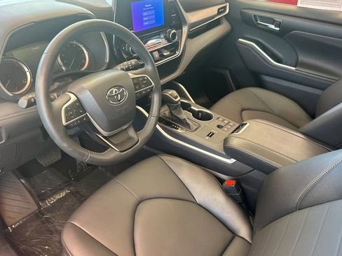 Used 2025 Toyota Highlander XLE image 10