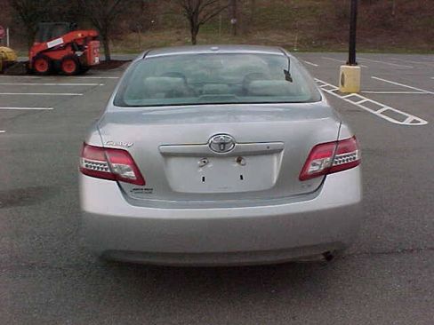 Used 2010 Toyota Camry LE FWD image 6