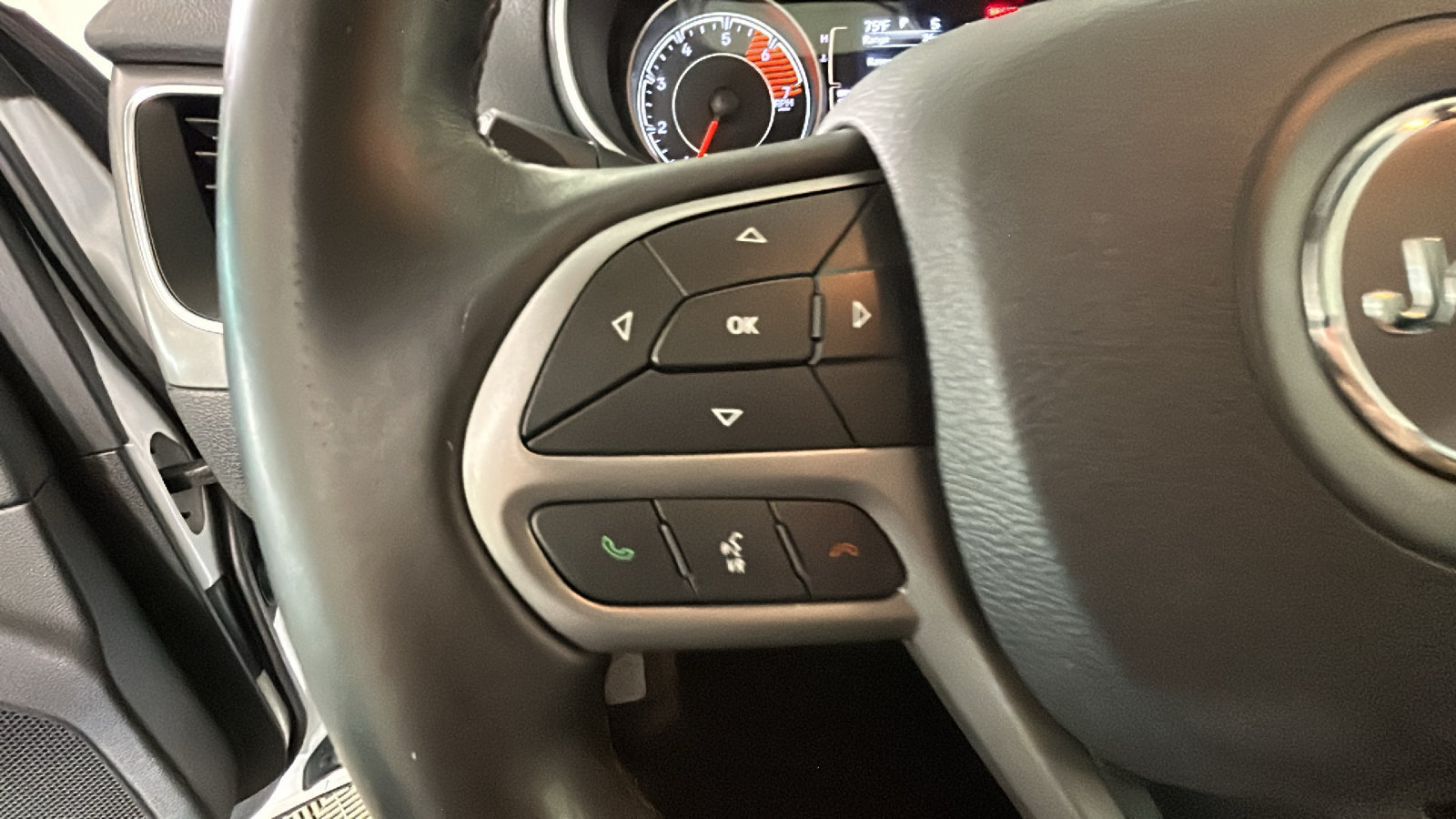 Used 2019 Jeep Cherokee Latitude Plus w/ Comfort/Convenience Group AWD/4WD image 19