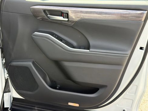 New 2026 Toyota Highlander AWD image 12