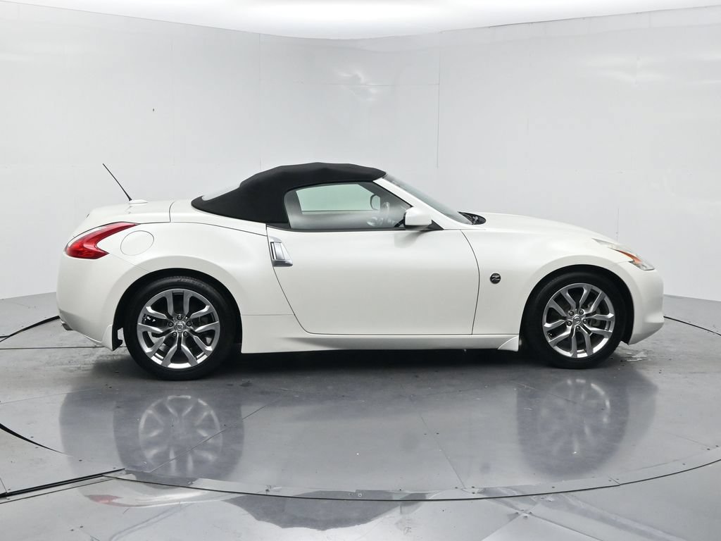 Used 2010 Nissan 370Z Touring RWD image 4