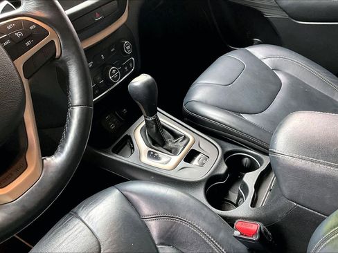 Used 2016 Jeep Cherokee Limited image 16