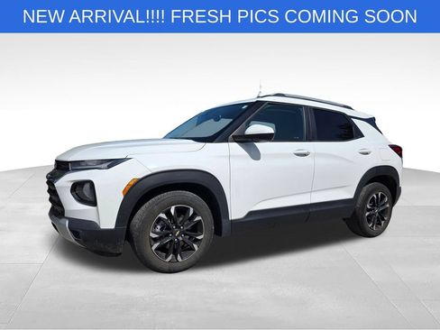 Used 2022 Chevrolet TrailBlazer LT w/ Convenience Package FWD image 2