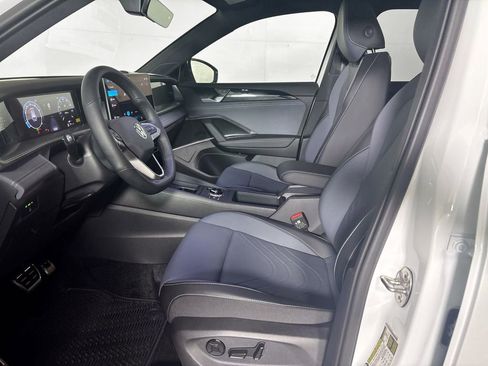 New 2025 Volkswagen Tiguan SE R-Line image 11