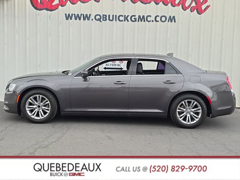 Used 2017 Chrysler 300 Limited image 4