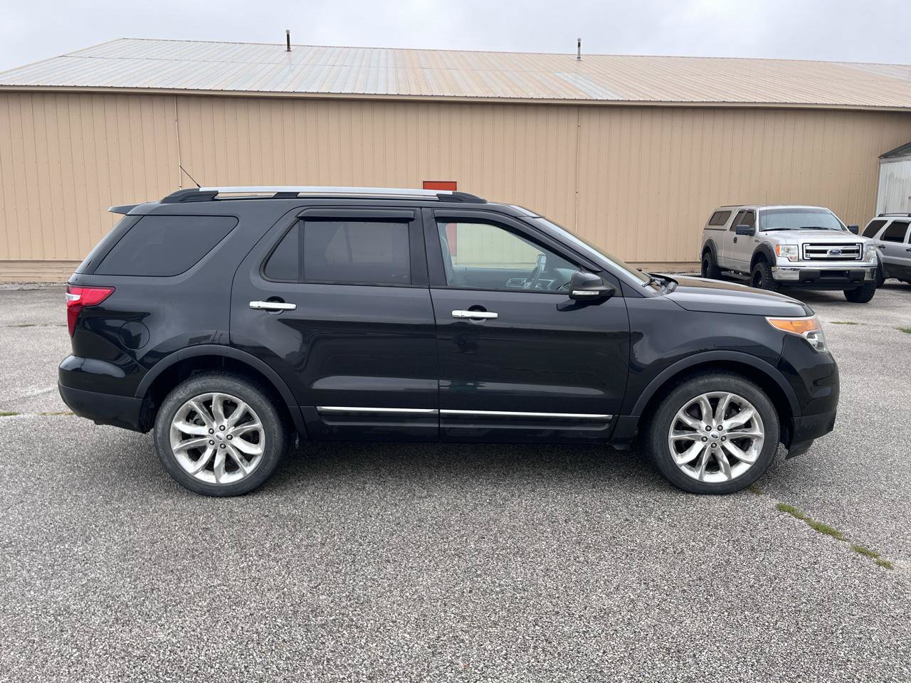 Used 2015 Ford Explorer XLT w/ Equipment Group 202B AWD/4WD image 2