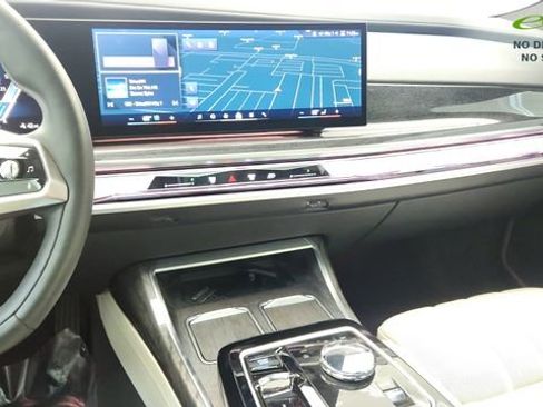 Used 2023 BMW i7 xDrive60 AWD/4WD image 49