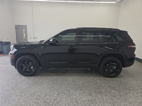 Used 2024 Jeep Grand Cherokee Limited w/ Black Appearance Package AWD/4WD image 2
