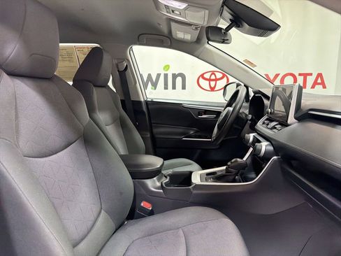 Used 2025 Toyota RAV4 XLE AWD/4WD image 12