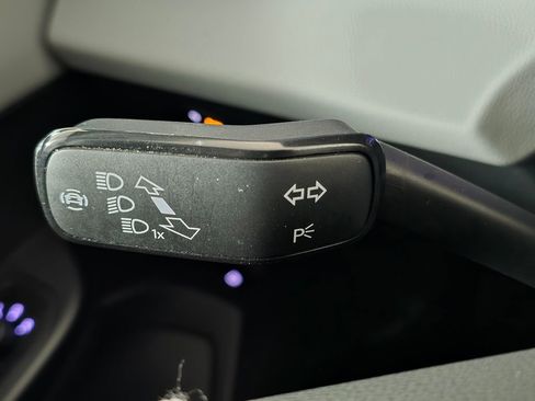 Used 2023 Volkswagen Taos SE w/ Black Wheel Package image 27