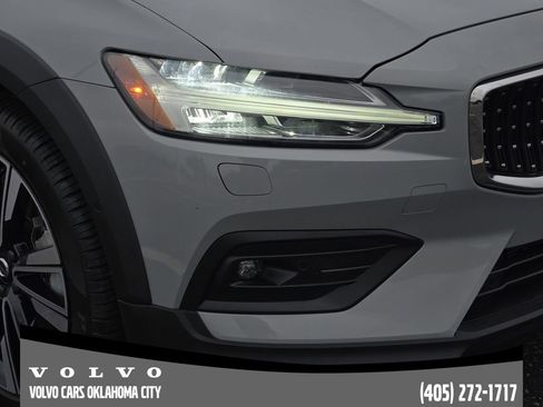 Certified 2025 Volvo V60 B5 Cross Country Ultra AWD/4WD image 7