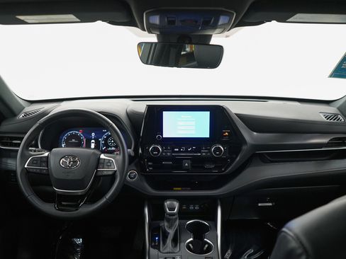 Used 2025 Toyota Highlander XSE AWD/4WD image 12
