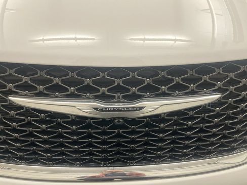 Used 2025 Chrysler Pacifica Select FWD image 24