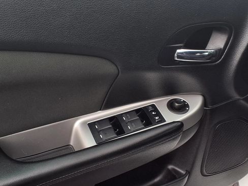 Used 2012 Chrysler 200 Touring FWD image 18
